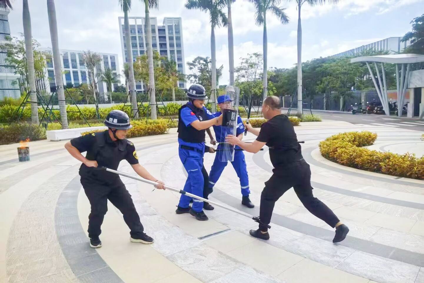 三亚空管站开展进近管制区启用前应对火灾与恐怖袭击突发事件应急演练