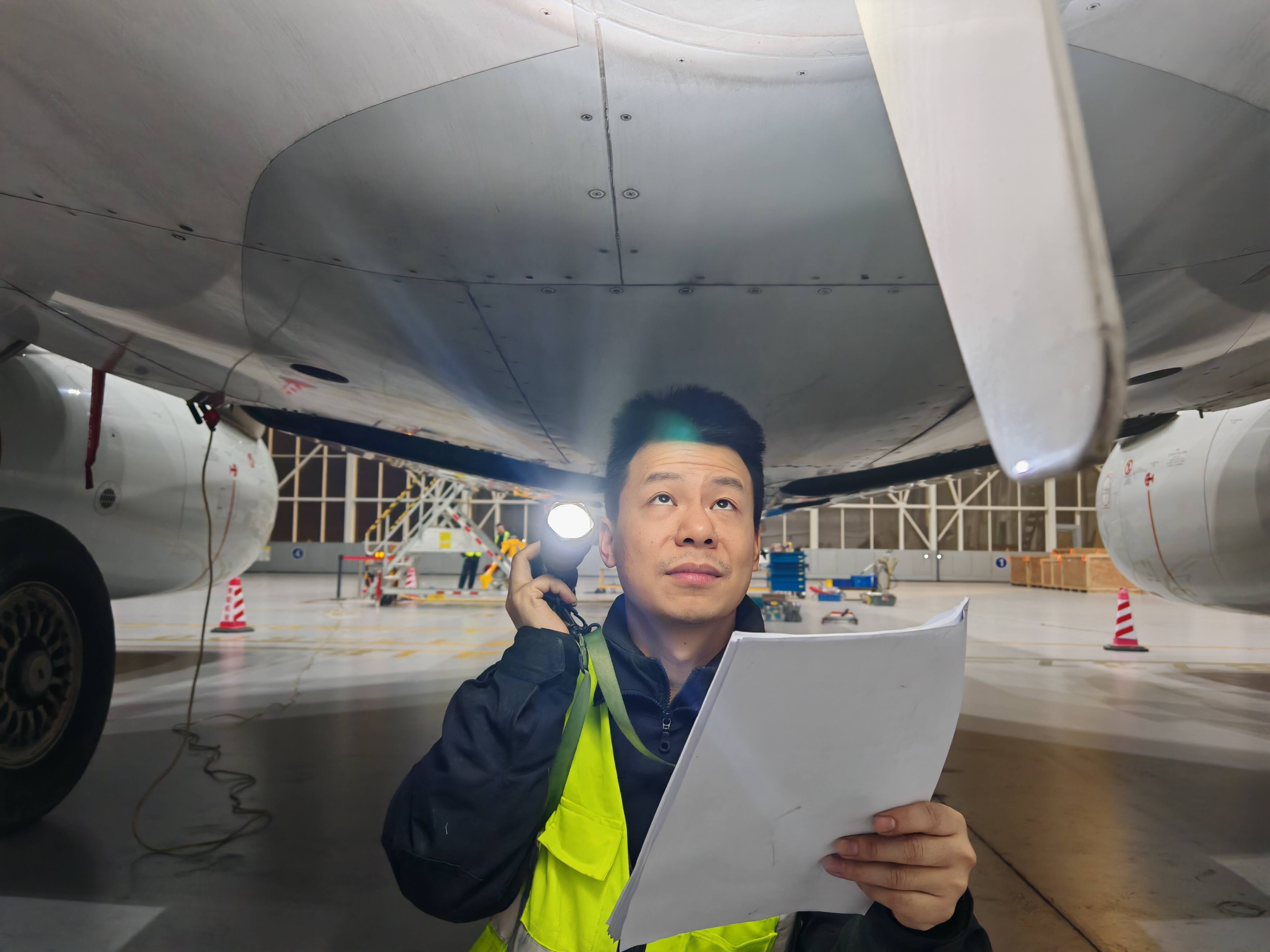 “慢半拍”的狠人:南航机务刘继帮的八年精进之路