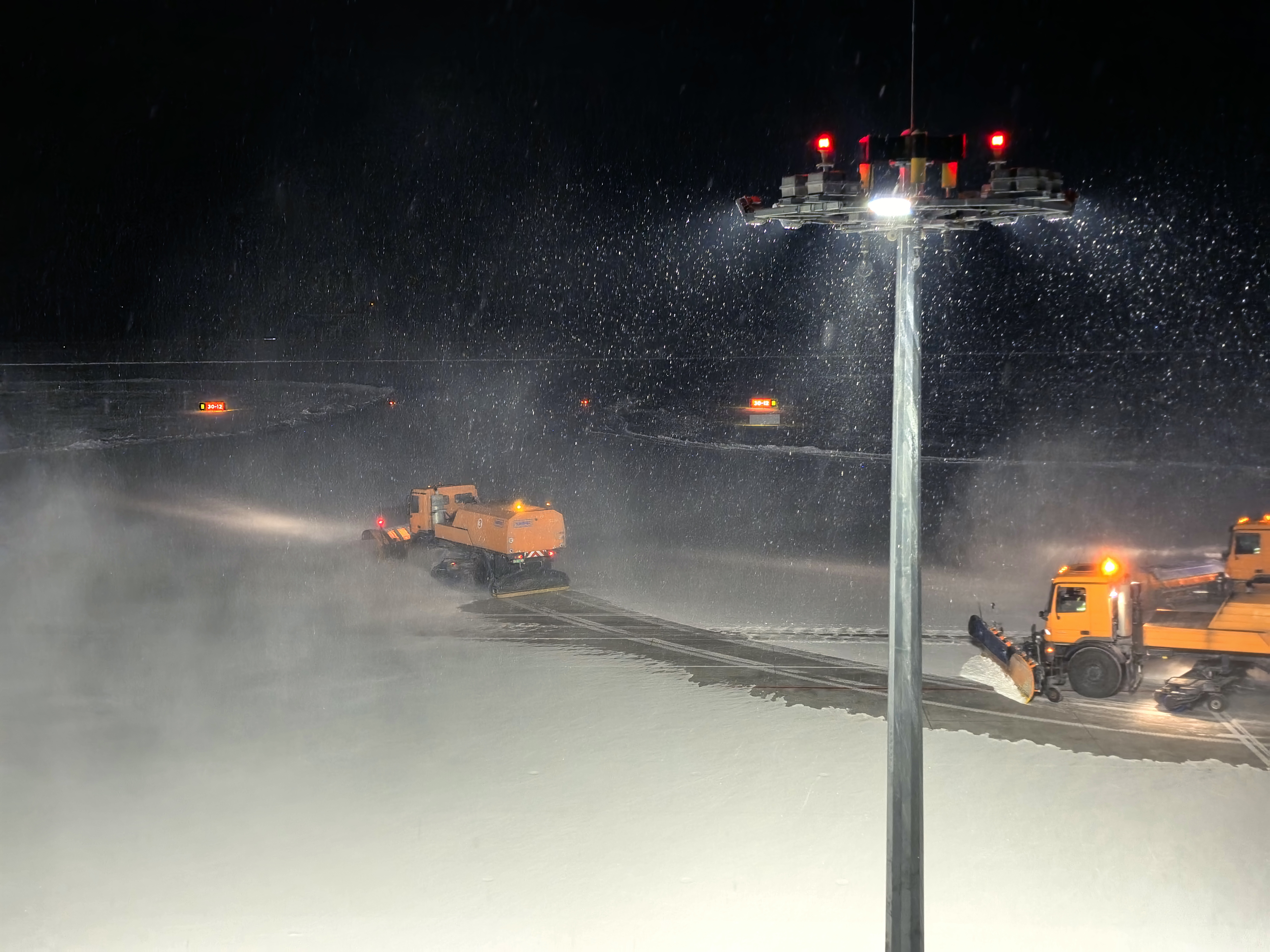 以雪为令 闻冰而动 阿勒泰雪都机场多措并举打赢除冰雪攻坚战 全力护航冰雪季航班安全顺畅运行