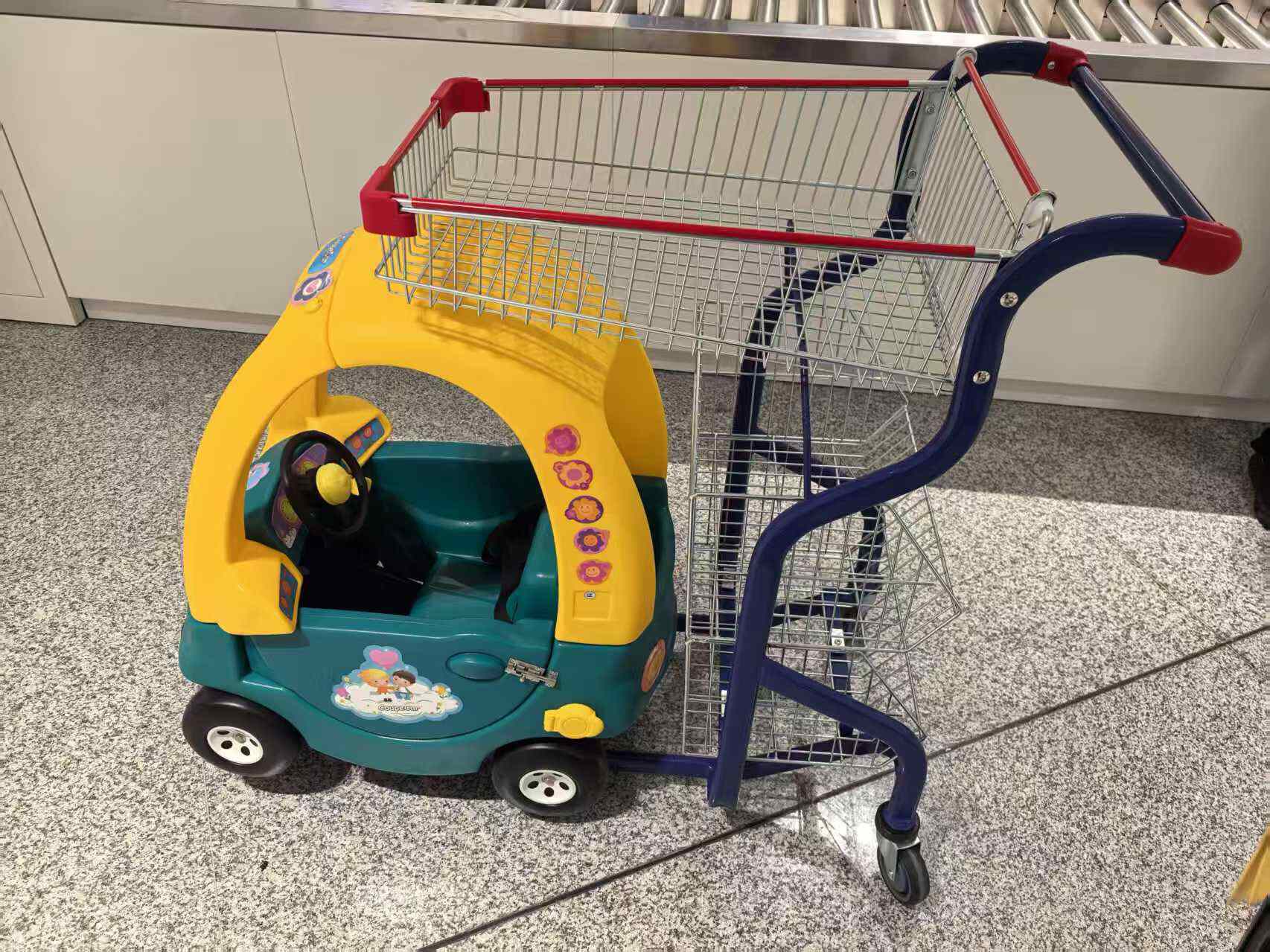 乌鲁木齐天山国际机场推出"亲子款"行李手推车 带娃出行更轻松