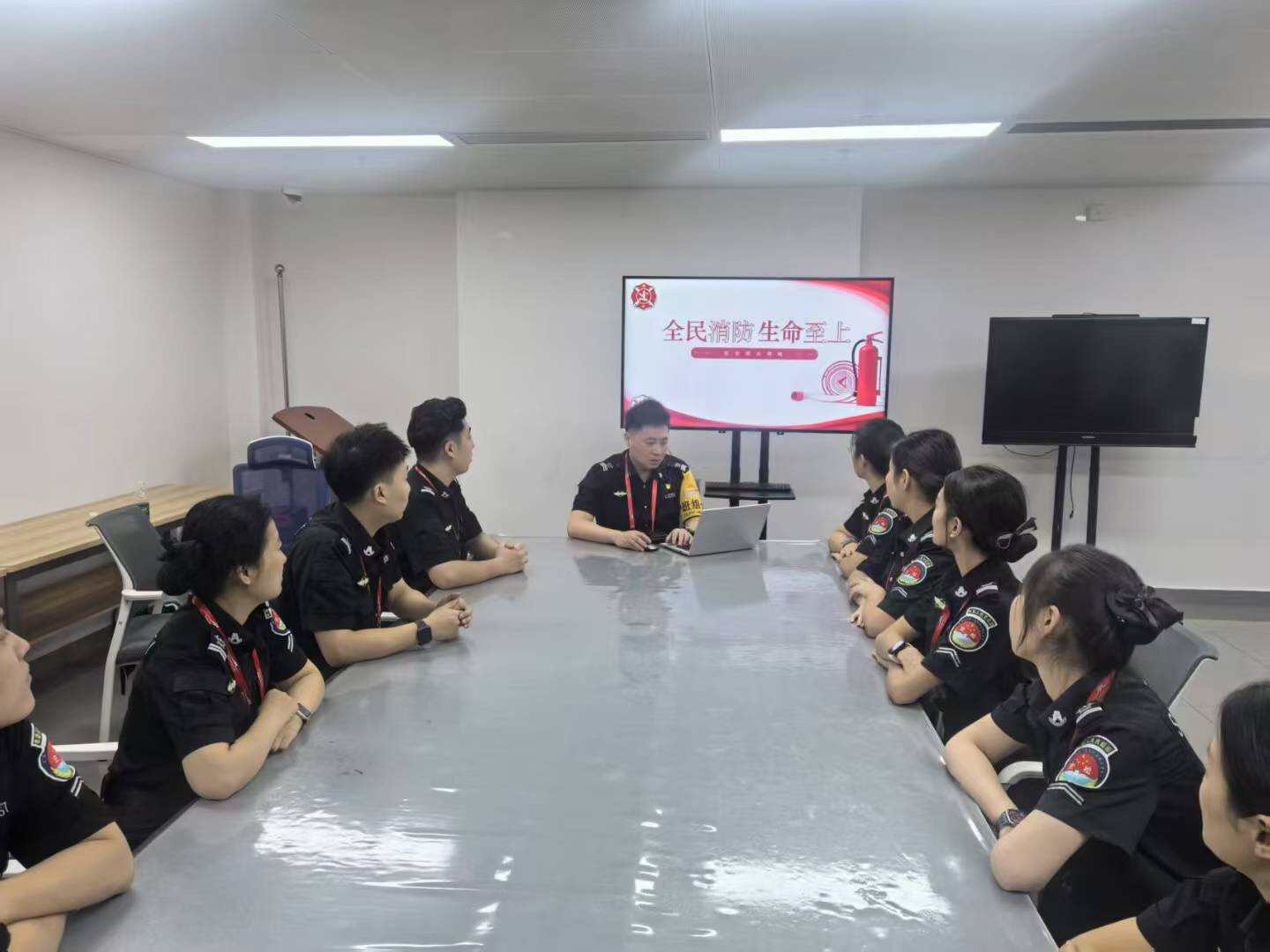 乌鲁木齐天山国际机场安全检查总站开展消防安全宣传，筑牢“平安机场”防火墙