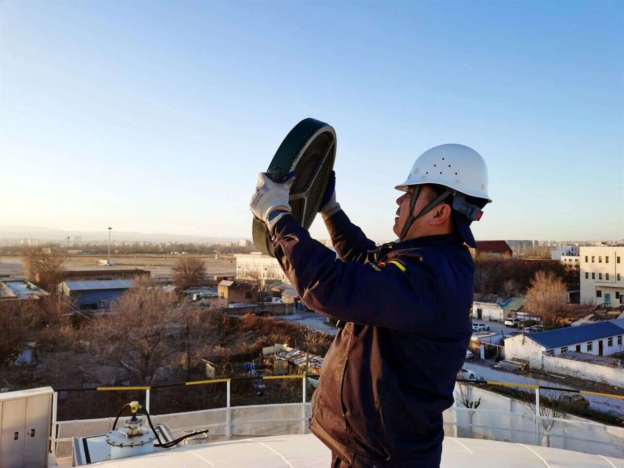 中国航油山西分公司综合保障部冬防筑安强保障   实干护航稳运行