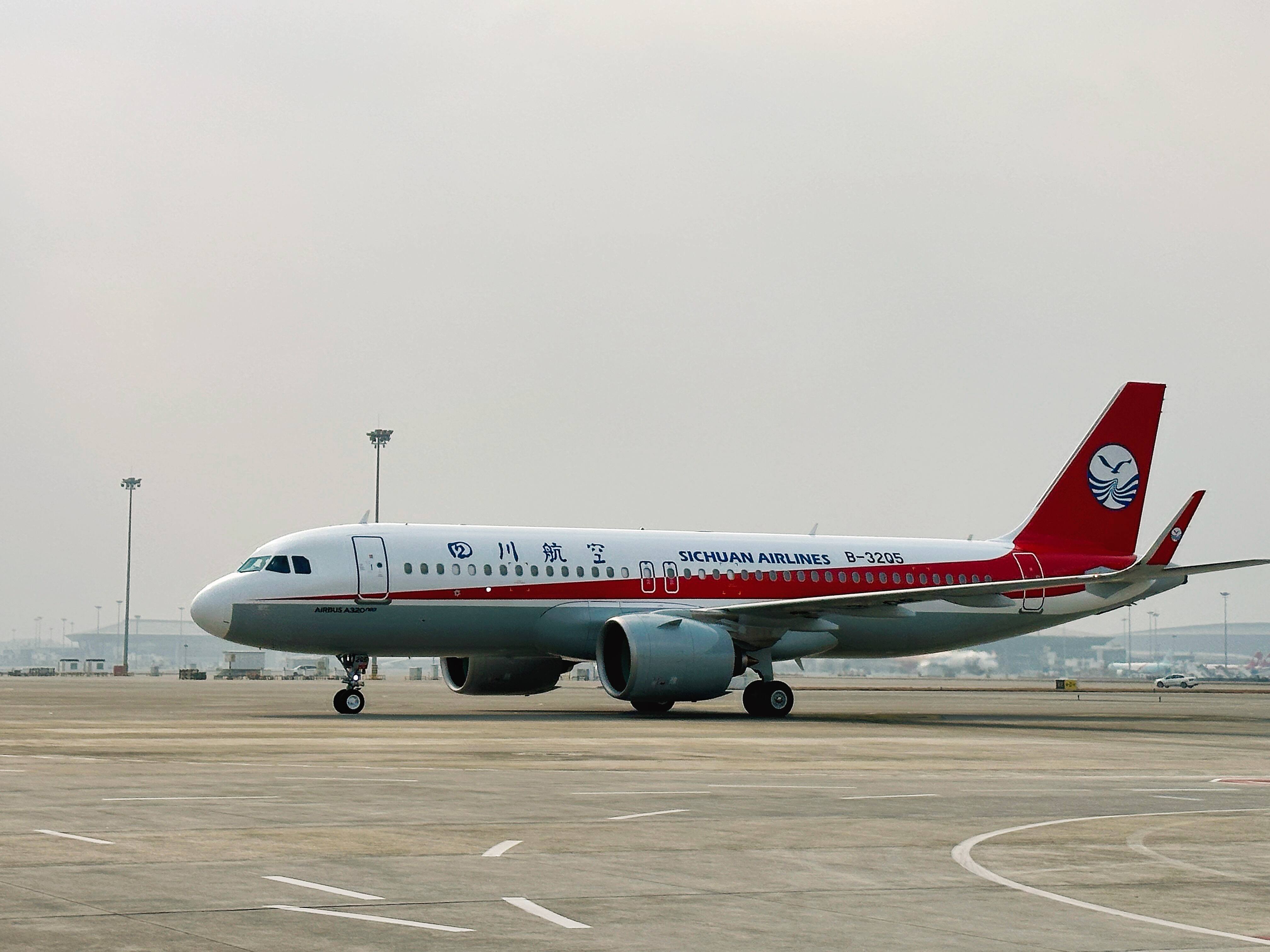 12月18日川航迎来一架新飞机