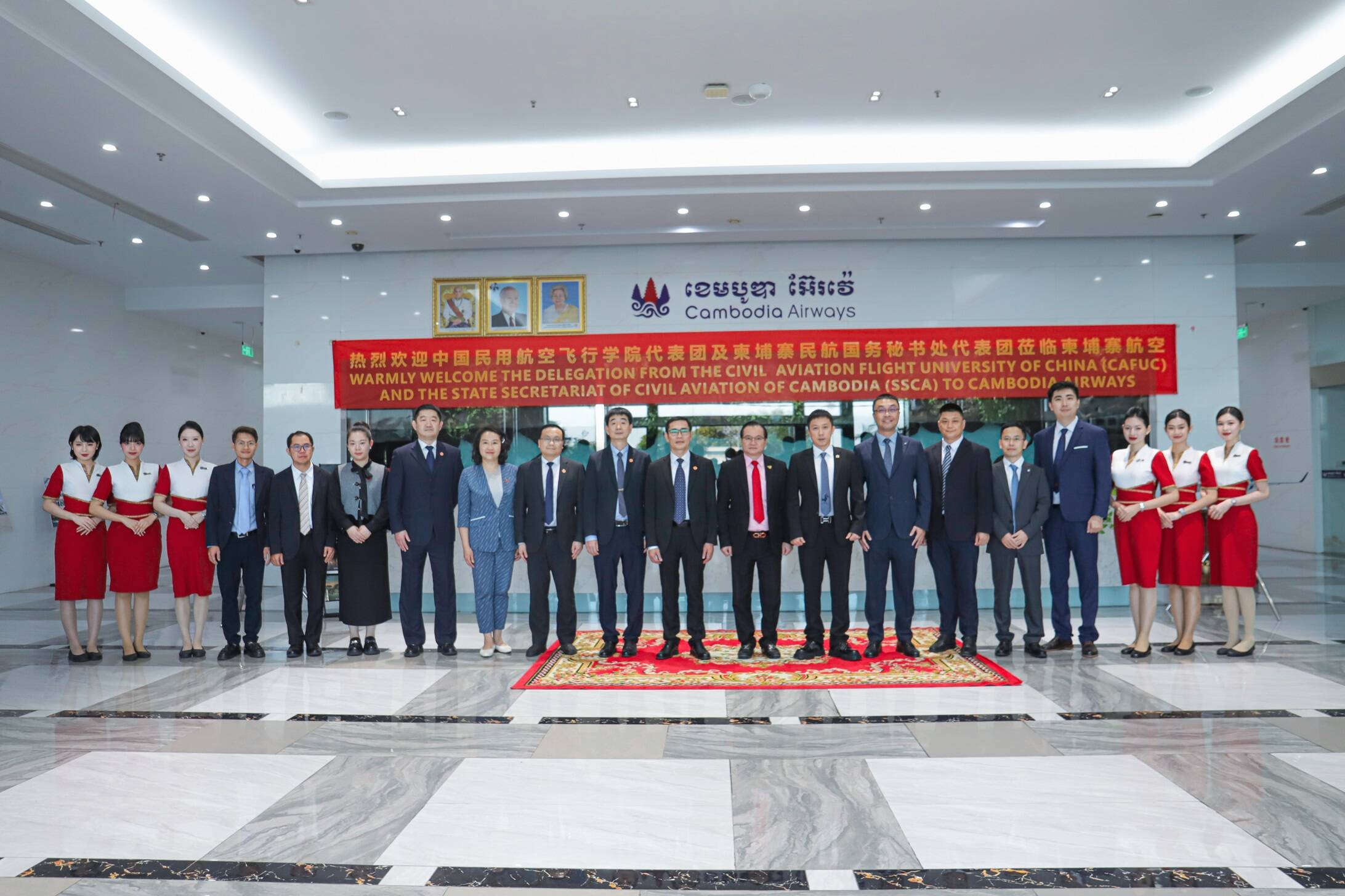 中国民用航空飞行学院党委书记林青山先生一行到访柬埔寨航空