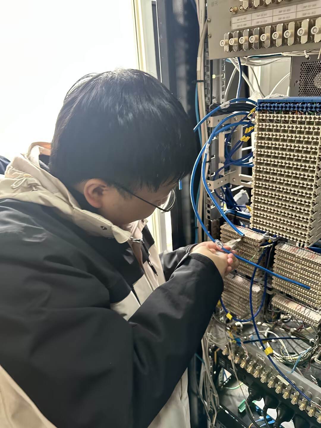 西南空管局网络中心联合技保中心完成峨眉遥控台甚高频业务传输优化工作