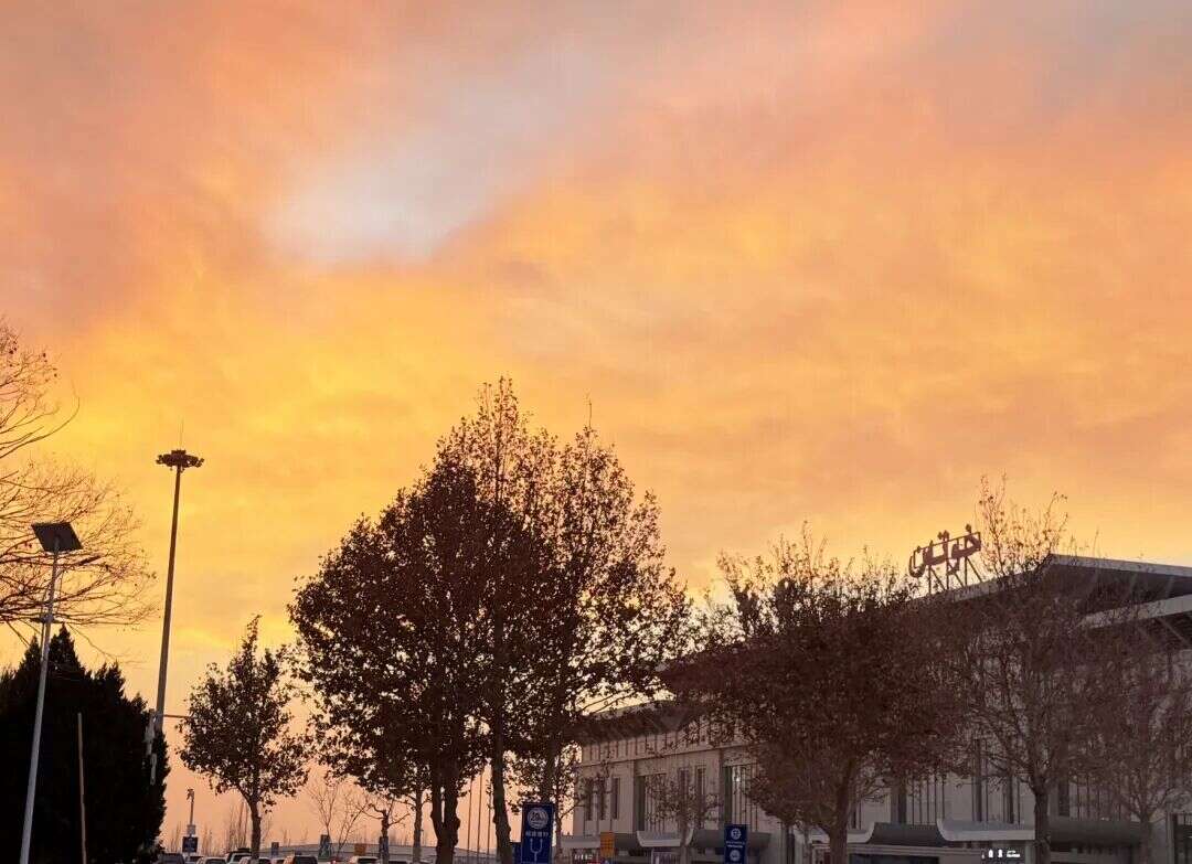 机场早间云海：航空气象观测员镜头里的“安全密码”