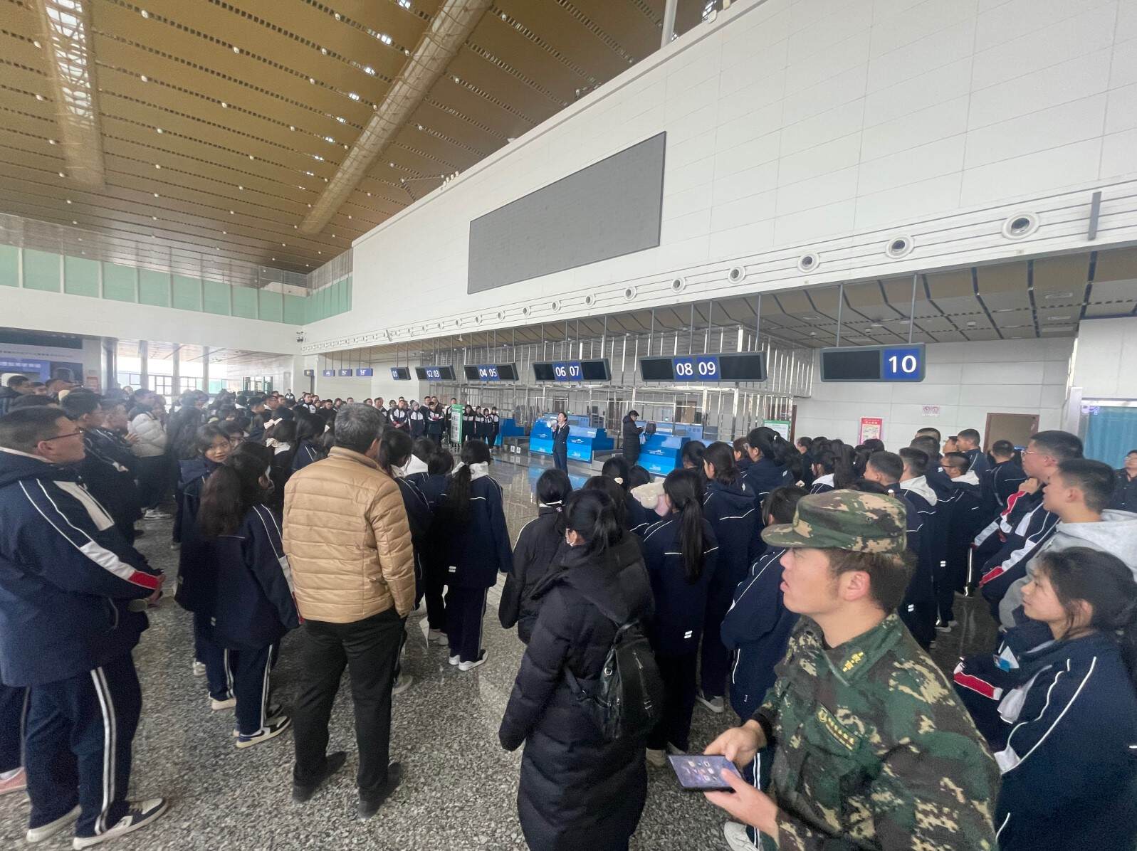 以研学为翼·赴高校之约 新疆机场集团库尔勒梨城机场航空科普研学基地首次迎来400余名学子开展职业启蒙实践