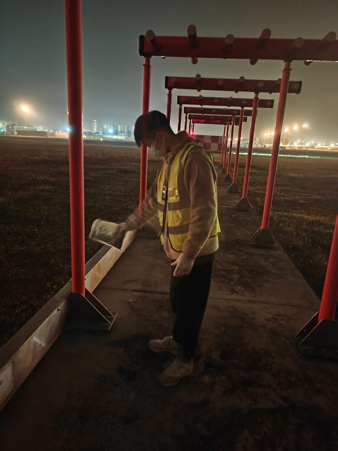 西南空管局空管公司除蜗牛灭隐患，筑牢盲降运行安全屏障