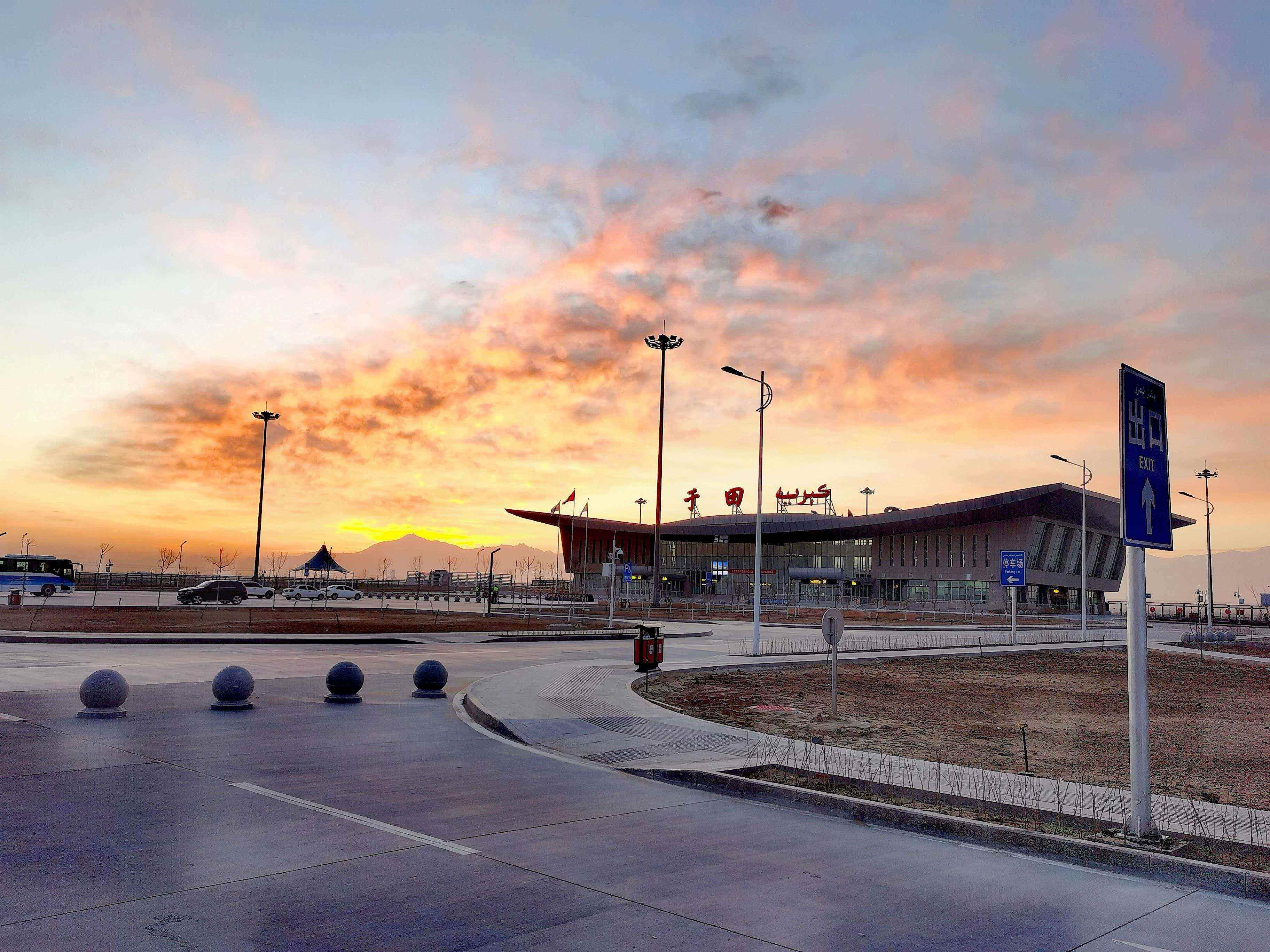 新疆机场集团于田万方机场顺利完成目标物灯复装工作