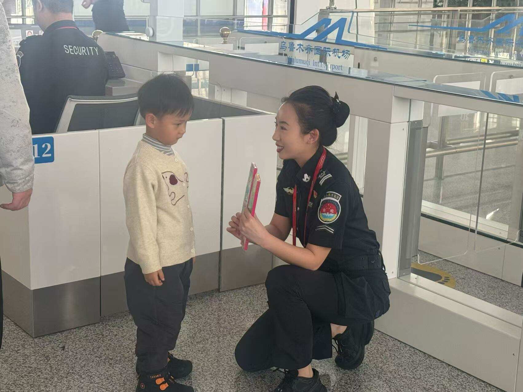 年关将至 乌鲁木齐天山国际机场安检出新招：手持烟花实物 现场提示禁带要求