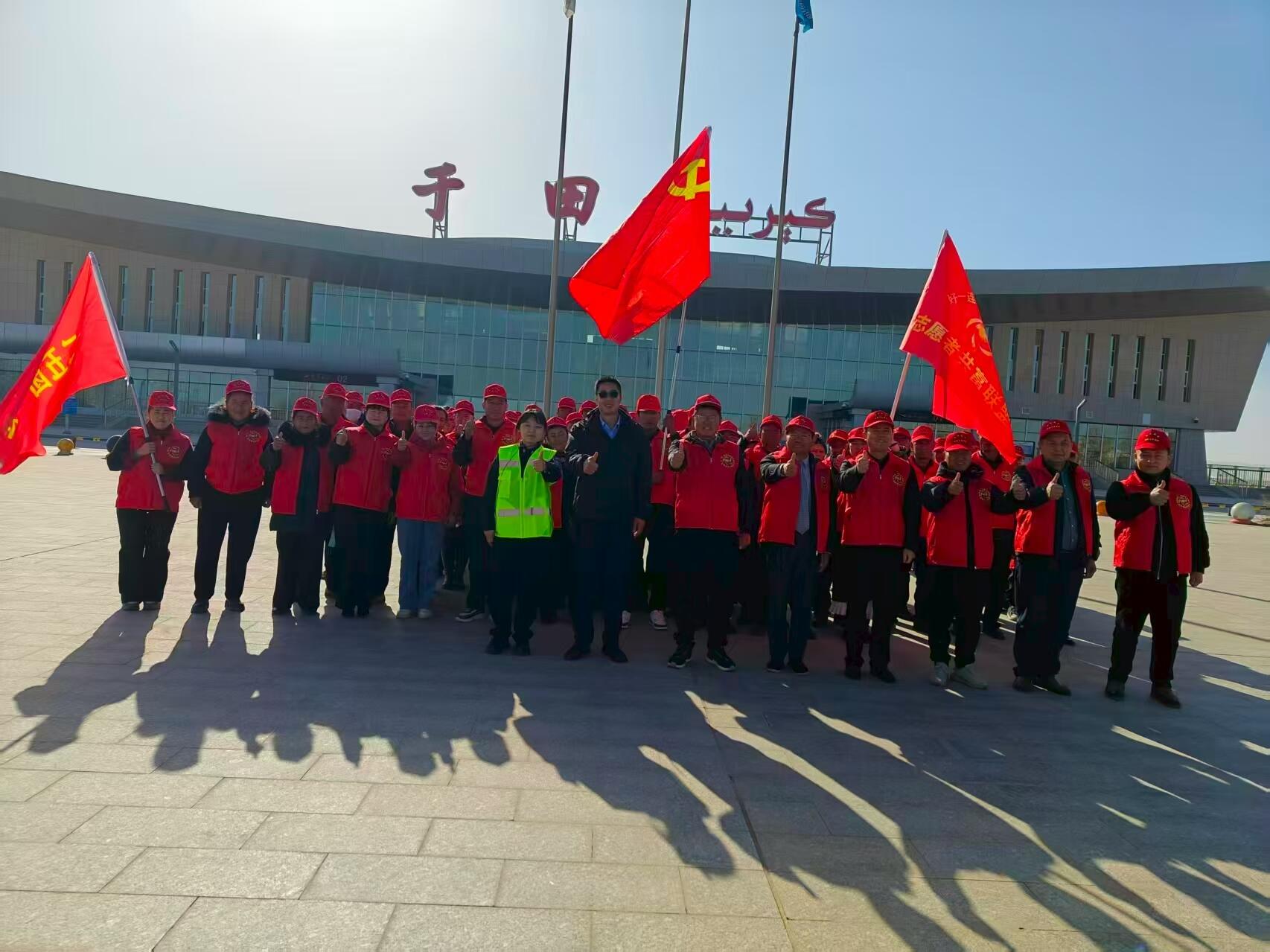 二二五团与托格日尕孜村志愿者联合走进新疆集团于田万方机场 沉浸式感受民航发展活力