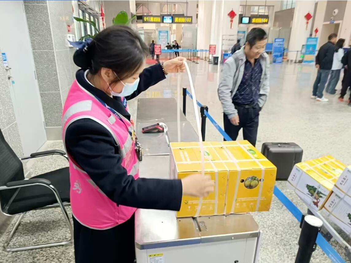 新疆机场集团克拉玛依古海机场打包服务：多件行李“整合打包”，携带托运更省心