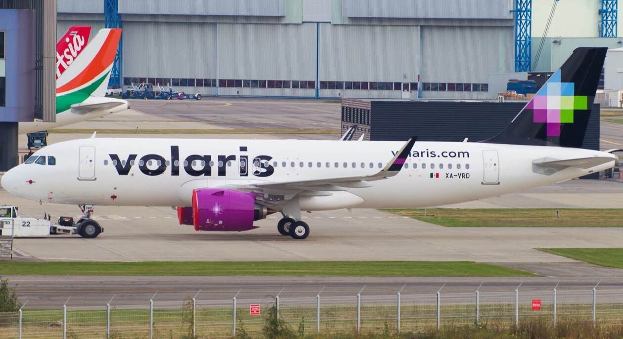 两架客机休斯顿起飞后险相撞