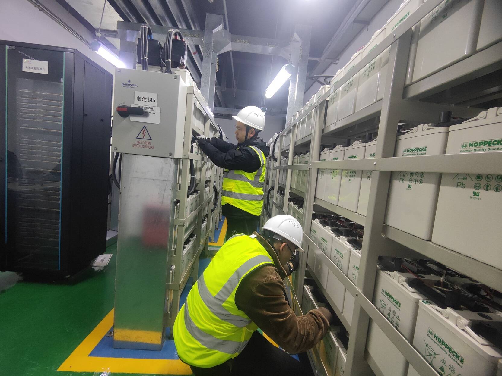 西南空管局技保中心顺利完成万安工作区第5组UPS蓄电池更换 筑牢空管供电安全防线