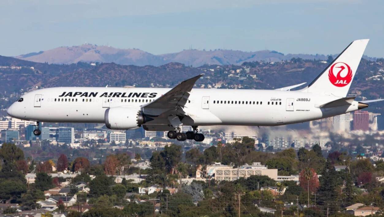 日航一飞东京客机突遭乱流 致空乘骨折