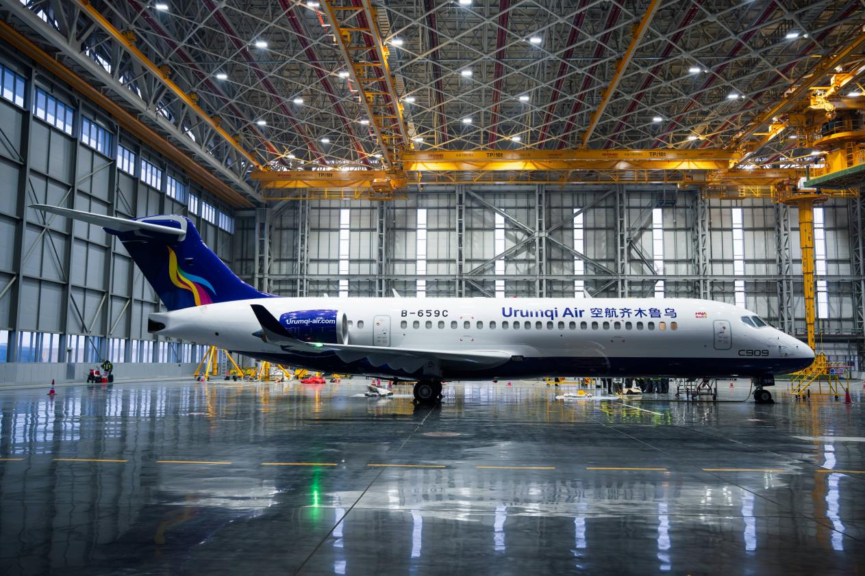 国翼耀天山 启航新丝路——乌鲁木齐航空首架C909飞机成功首航