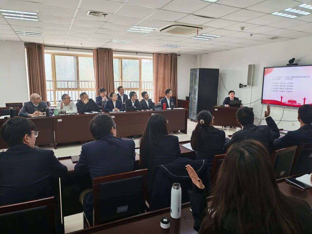 华东空管局党委副书记、纪委书记丁烁参加党支部工作联系点主题党日活动