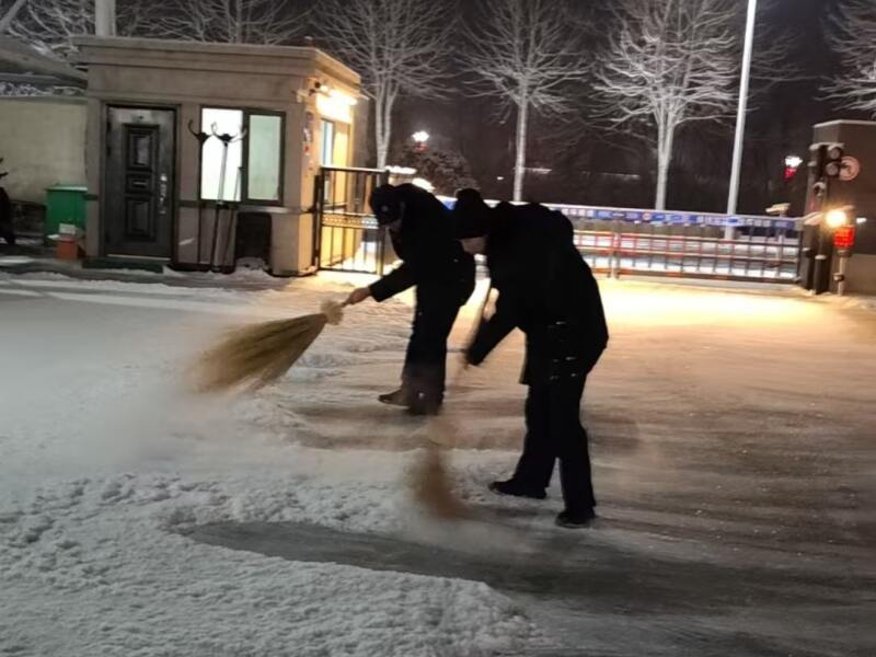 宁夏空管分局蓝天公司全力开展元旦除雪保畅工作