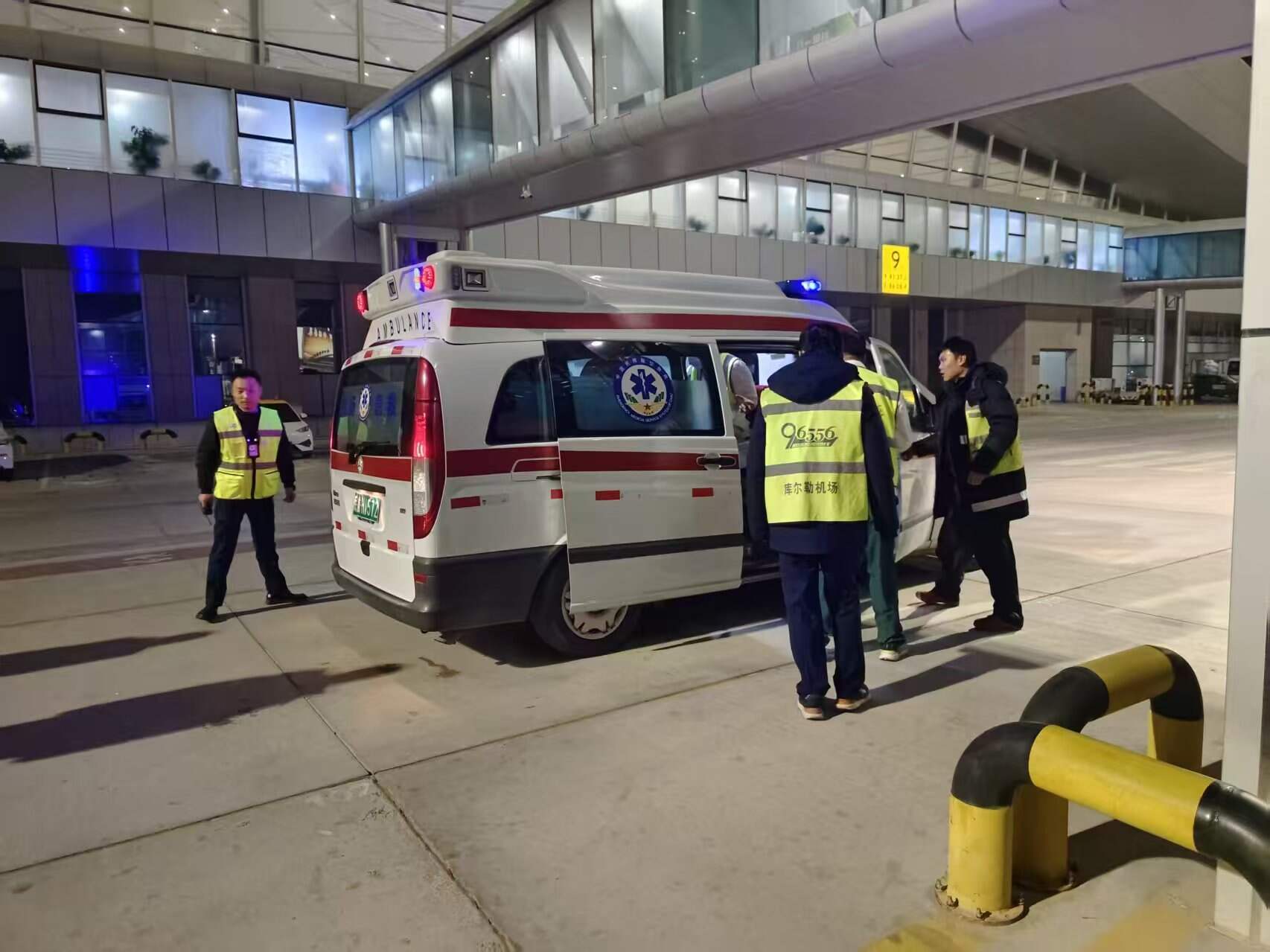 地空接力 新疆机场集团库尔勒梨城机场为患病旅客接力护航‘