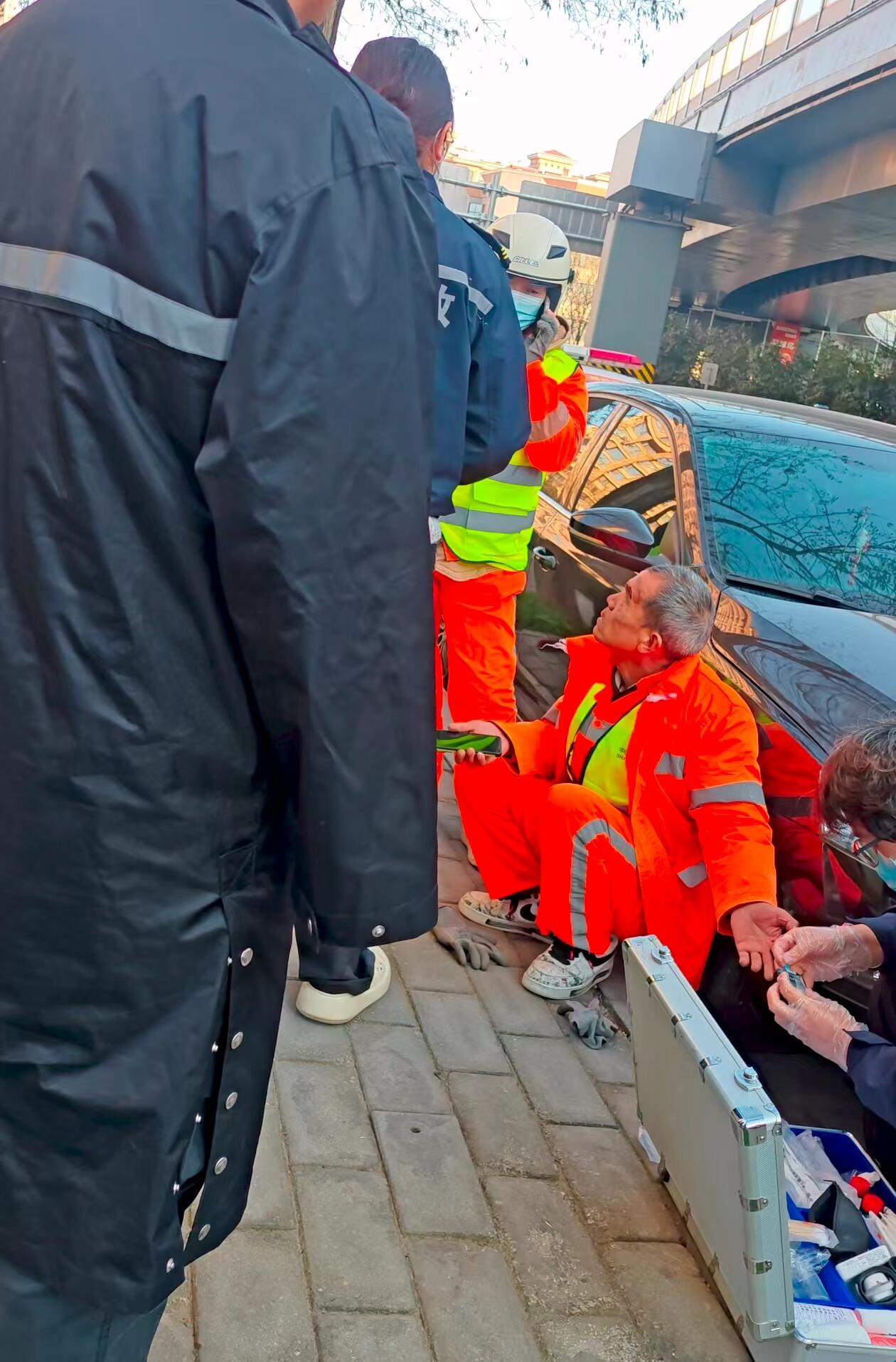 环卫工人突发昏迷 危急时刻东航工作人员暖心守护