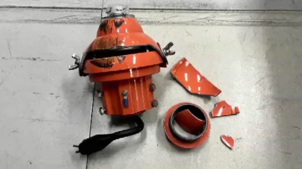 日航一客机起飞前撞上航标灯