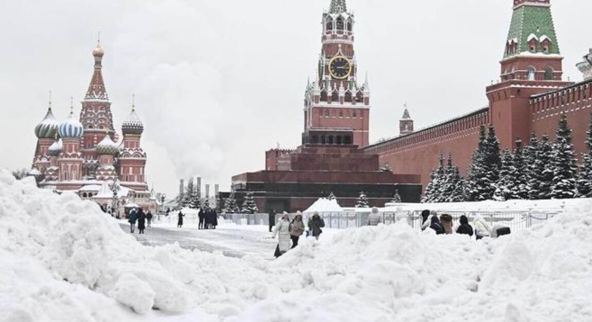 俄罗斯莫斯科出现强降雪 70余架次航班延误或取消