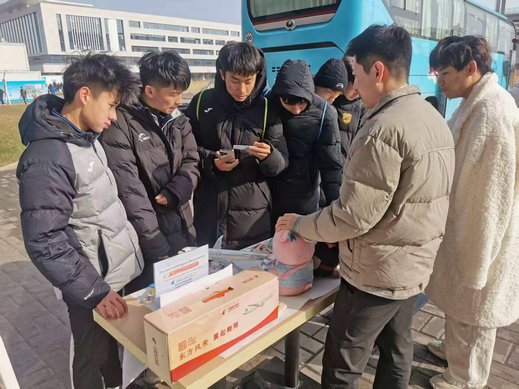 东航西北分公司开展“温暖回家路”校园行 服务西安高校学子返乡之旅