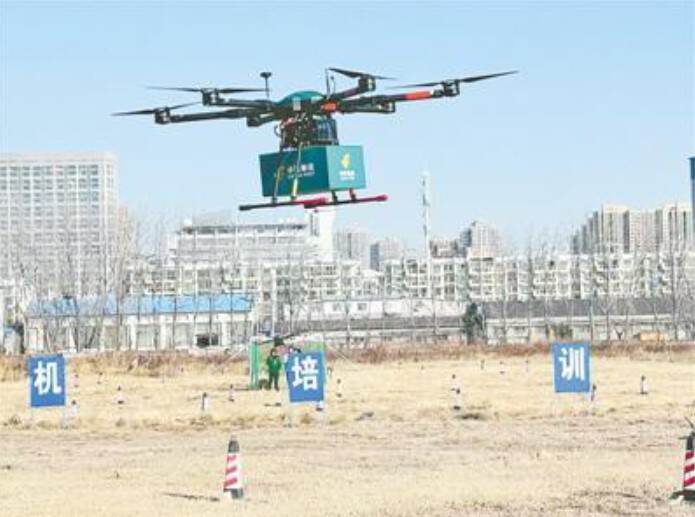 全国首批邮政无人机“飞手”在郑起航