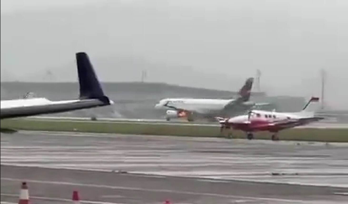 发动机喷火 拉塔姆航空客机紧急停止起飞