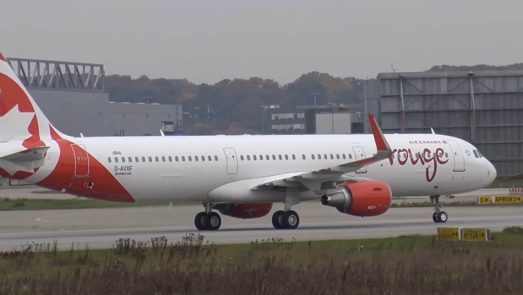 行李搬运工被困货舱 胭脂航空客机紧急停止起飞