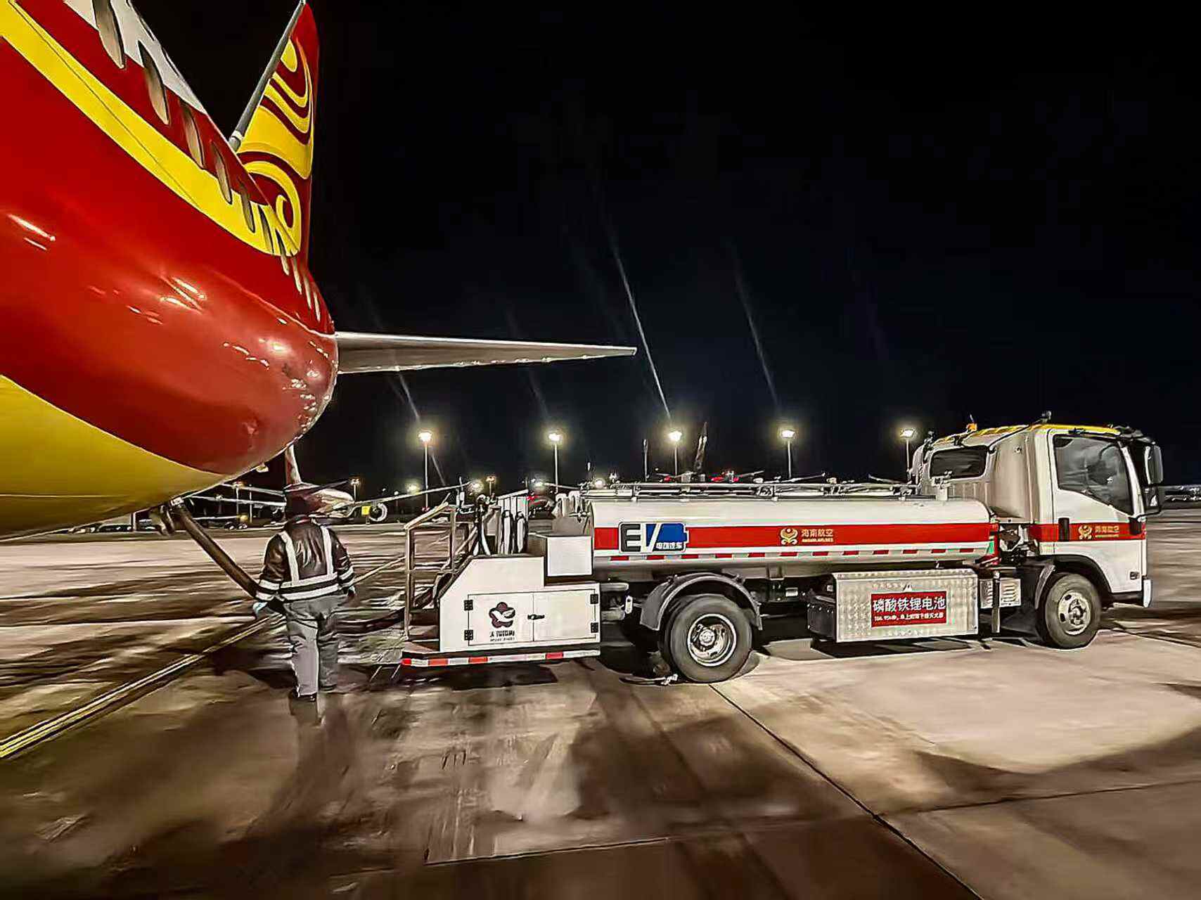 海南航空北京基地：迎战初雪 全力筑牢航班运行“防寒线”