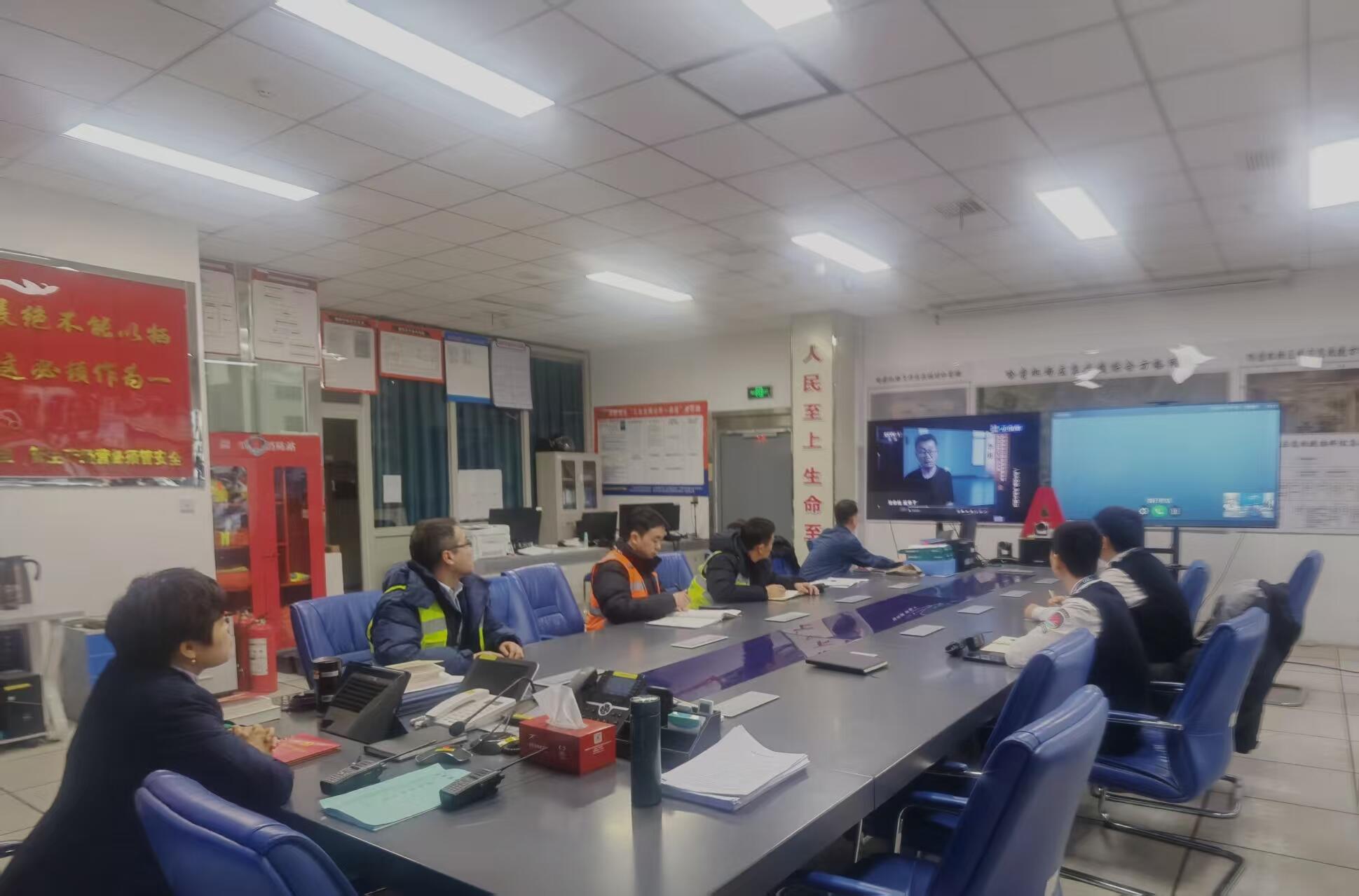 以案为鉴筑防线 清风护航守长空——新疆机场集团哈密伊州机场组织党员干部观看反腐专题片