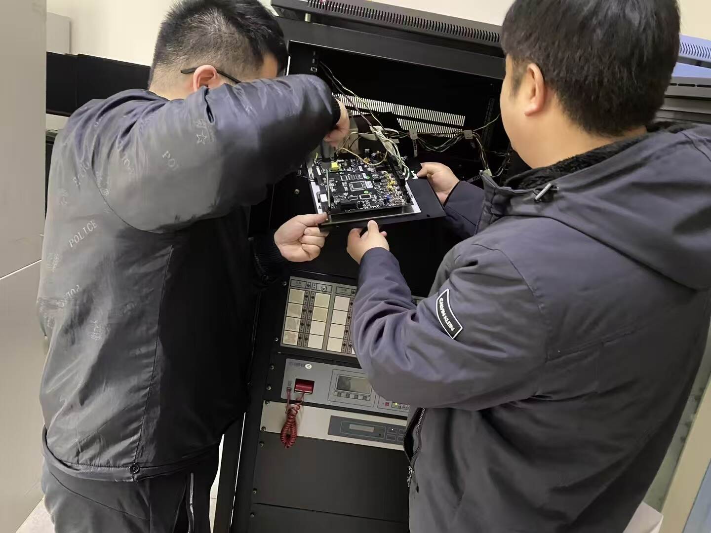 队伍能力新探索 自主维修降成本——西南空管局商务公司完成万安工作区消控室消防主机控制面板维修工作