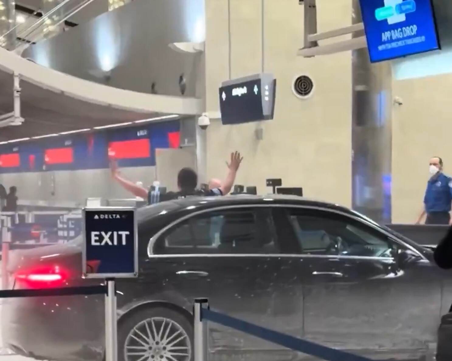 男子驾车冲入机场致6人受伤