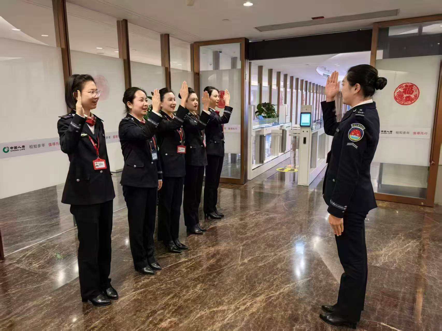 “天缘·缘安行”添新翼 乌鲁木齐国际机场分公司安全检查总站安检英语小课堂架起跨国沟通桥