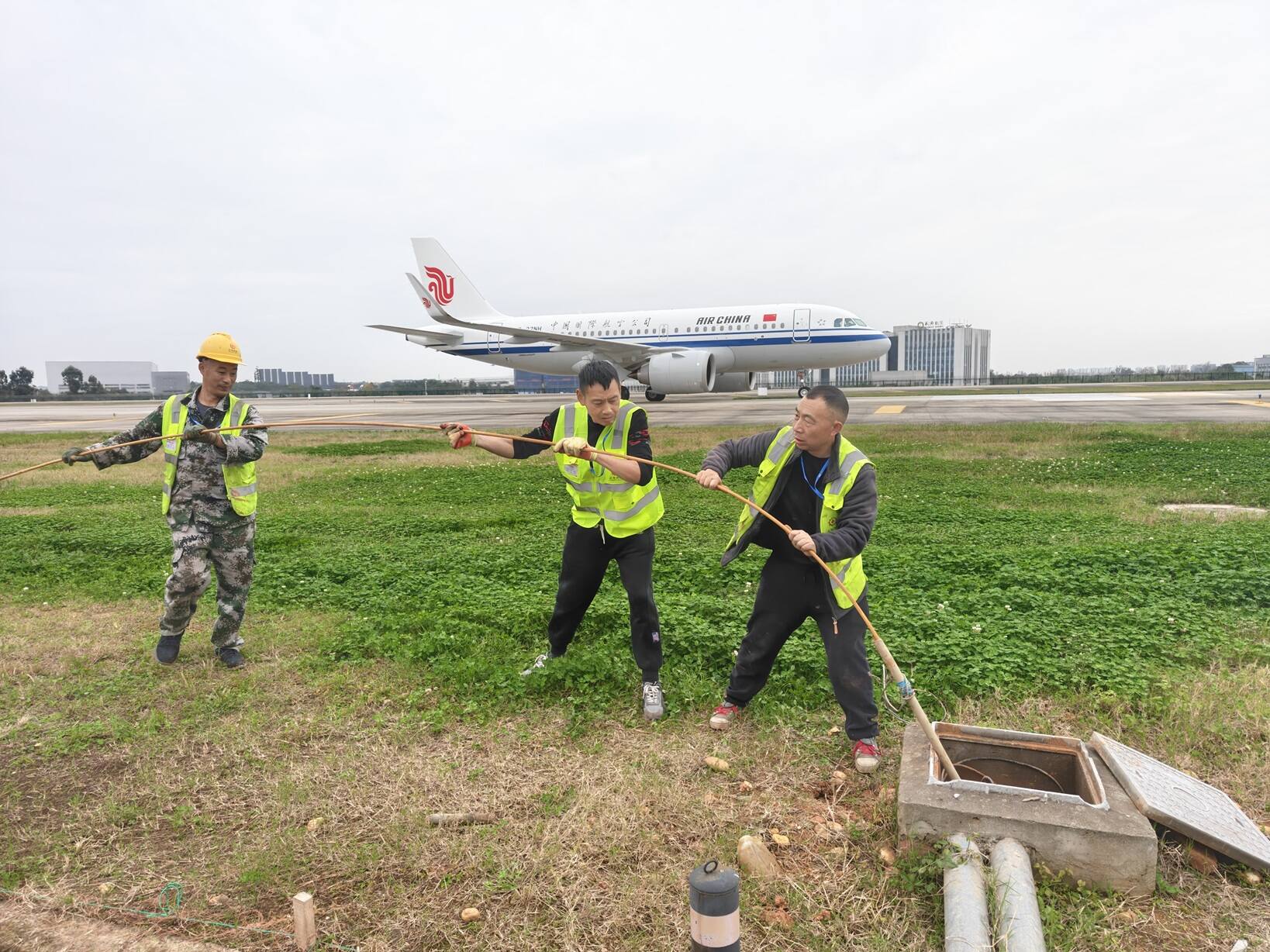 西南空管局网络公司电信网络部完成双流本场驻场航司光缆增补项目工作