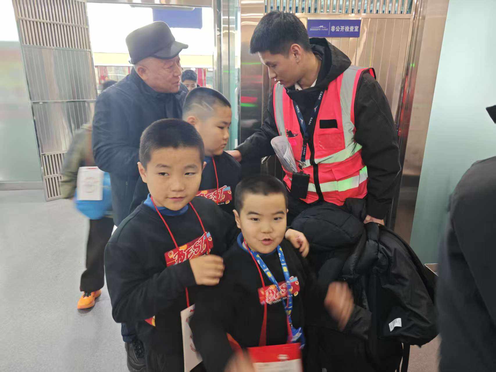 寒假开启“单飞”潮  新疆机场集团库尔勒梨城机场守护萌娃安全出行