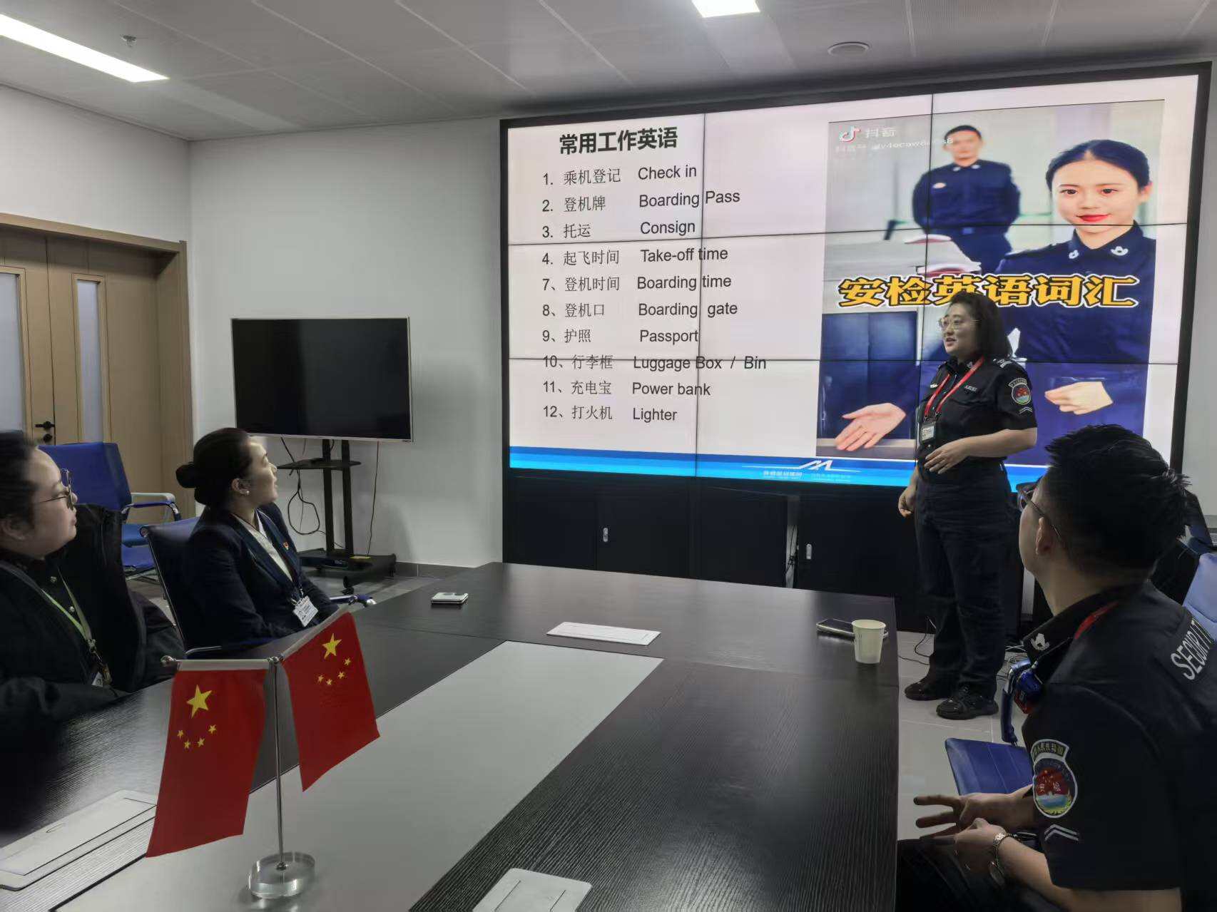 以“语”为媒 ——乌鲁木齐国际机场分公司安全检查总站开展外语培训，提升服务软实力