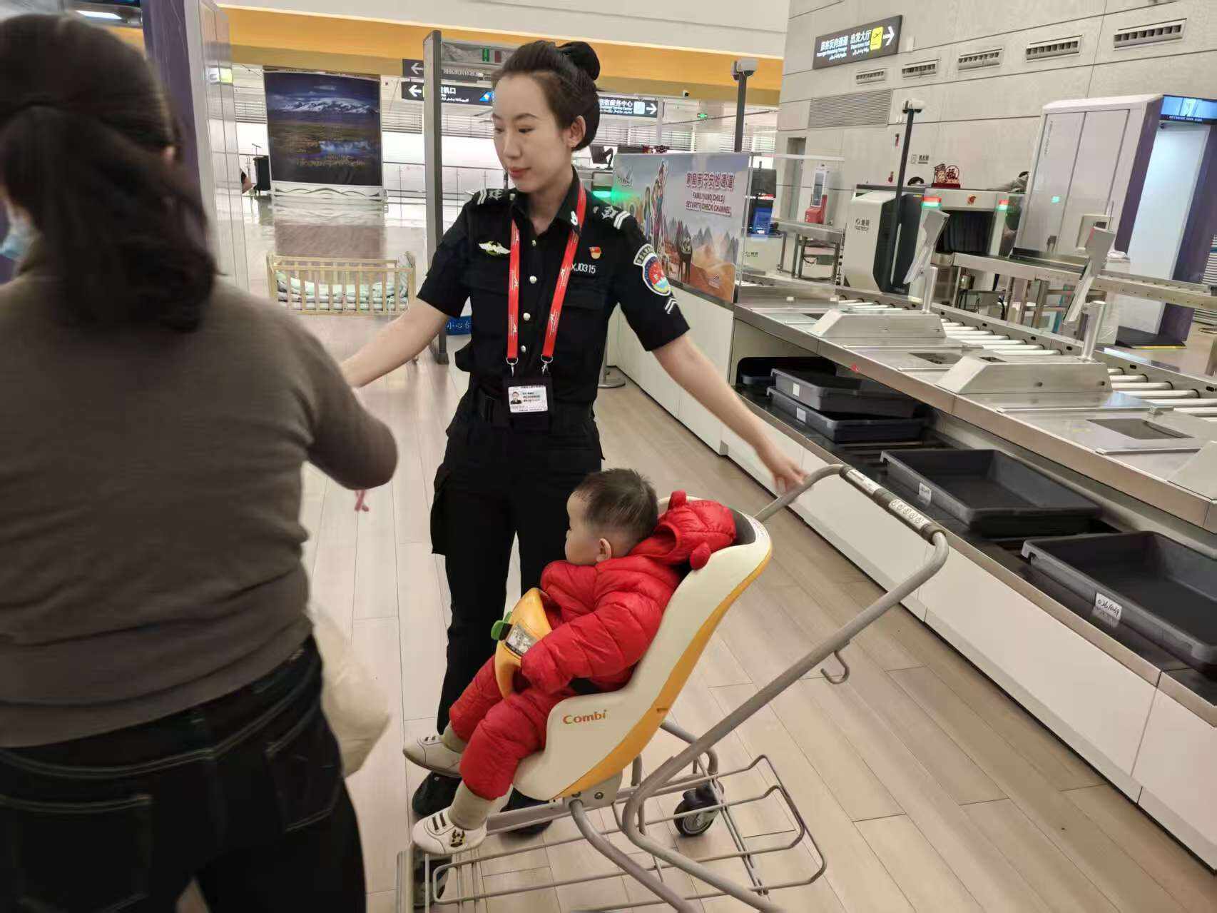 以“凳”解忧 以“椅”传爱——乌鲁木齐天山国际机场安检增设暖心设施服务特殊旅客