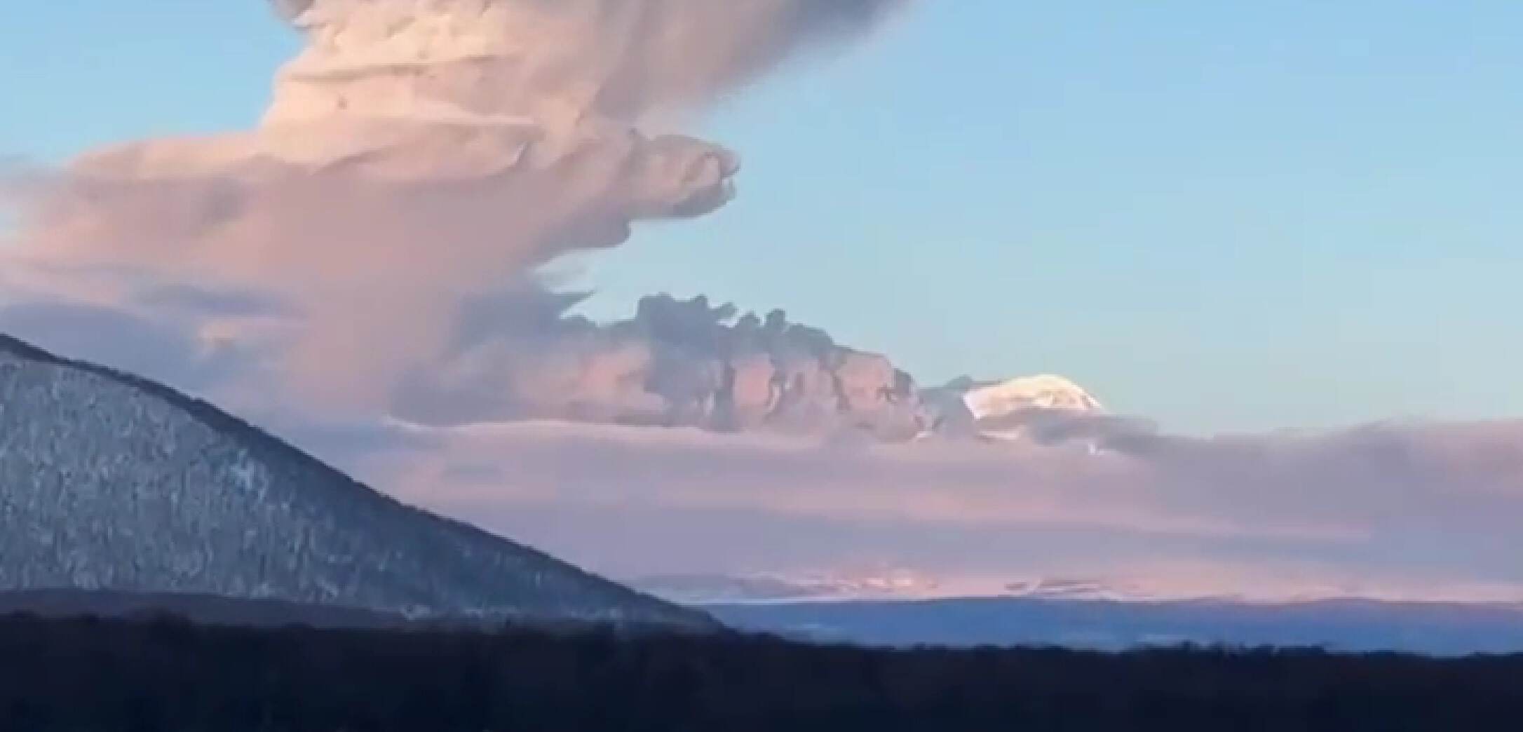 俄堪察加半岛希韦卢奇火山喷发 航空危险级别提升为“橙色”