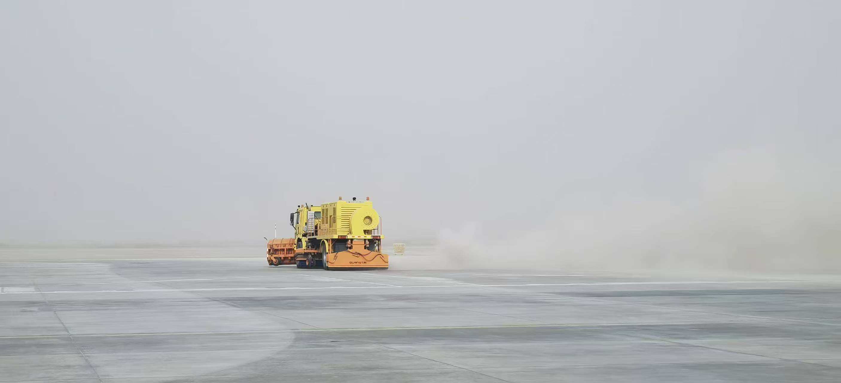 迎战浮尘天气 全力护航安全 新疆机场集团且末玉都机场高效完成道面清扫