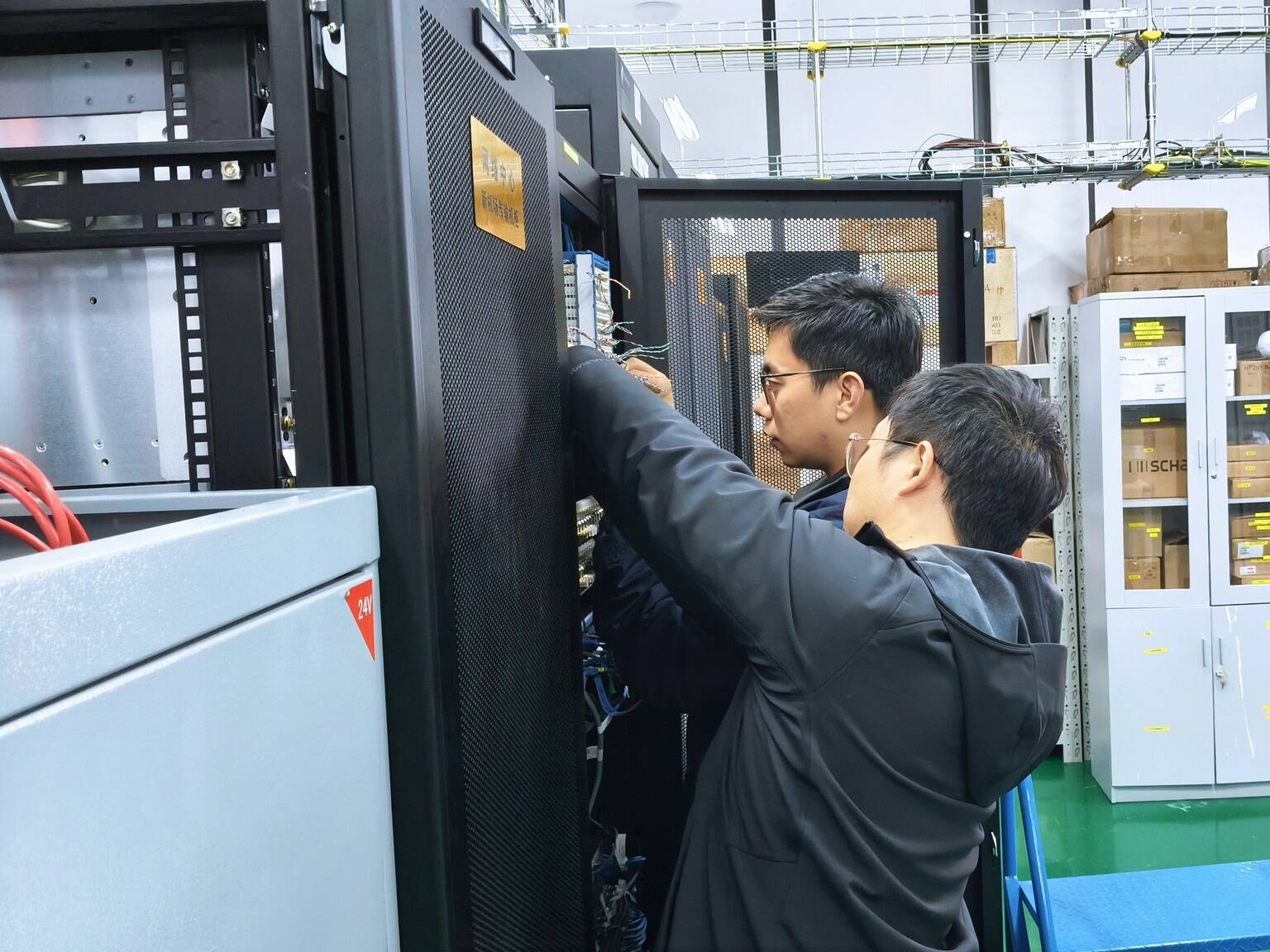 西南空管局网络中心终端网络设备室完成龙泉山雷达站甚高频业务传输优化工作