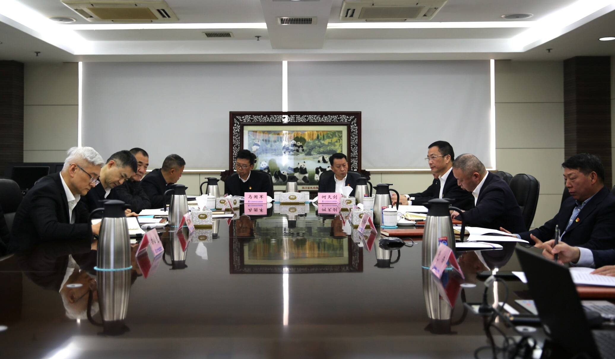 西南空管局党委举办理论学习中心组学习