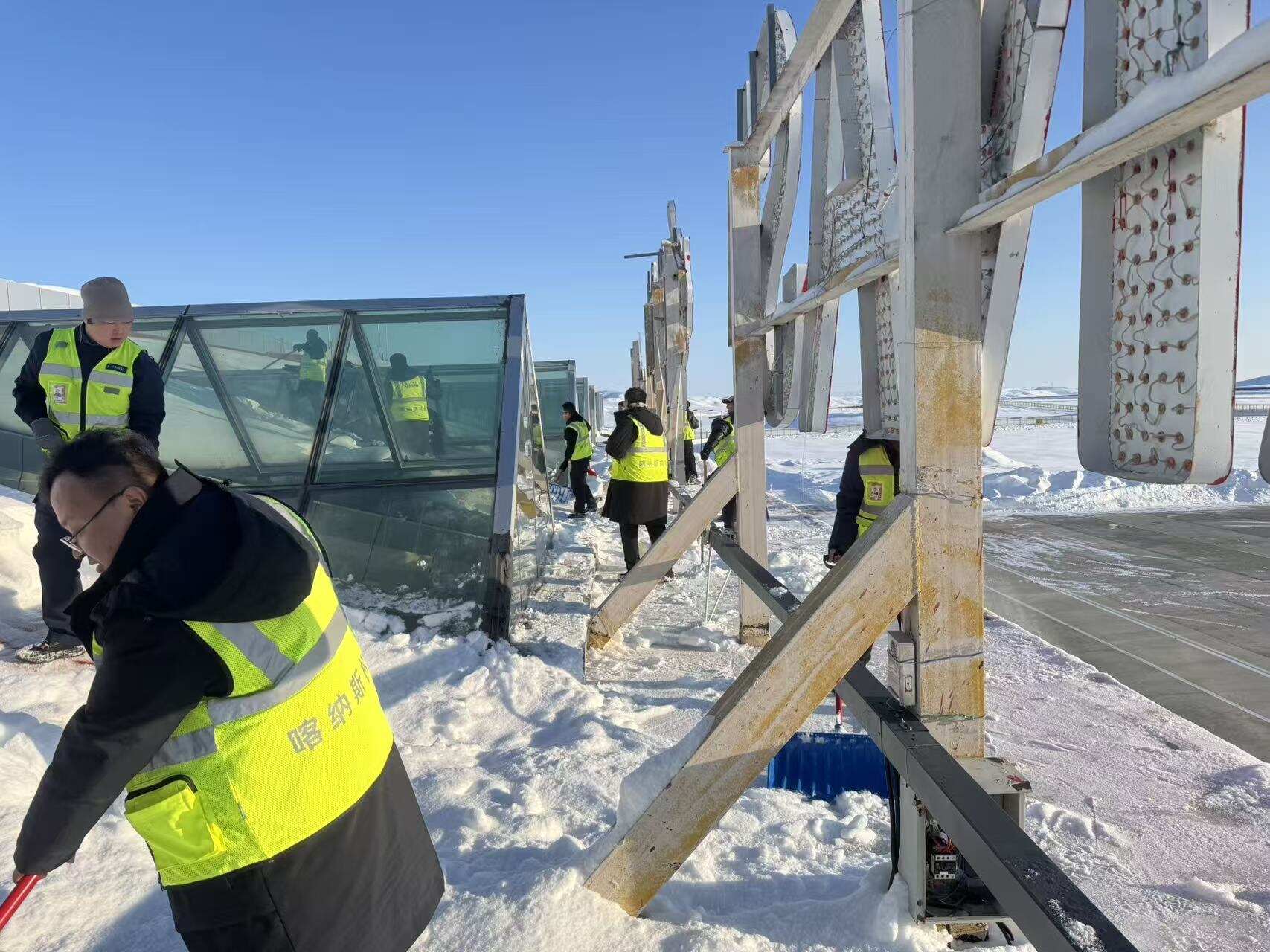扫雪护顶守平安 空港同心迎新春——布尔津喀纳斯机场全员攻坚候机楼楼顶清雪保春运