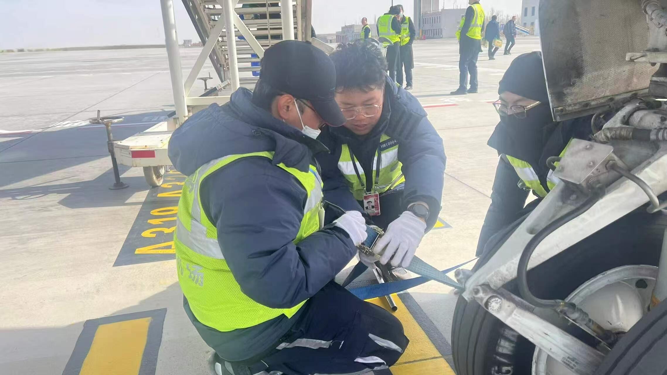 新疆机场集团哈密伊州机场开展航空器防风沙应急演练 提升极端天气应对能力