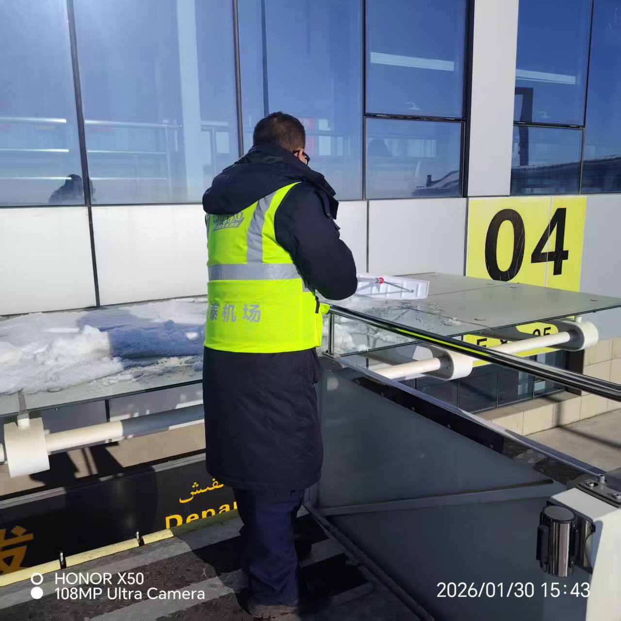 阿勒泰雪都机场地勤业务部：抢抓航班间隙清积雪 筑牢旅客出行安全防线