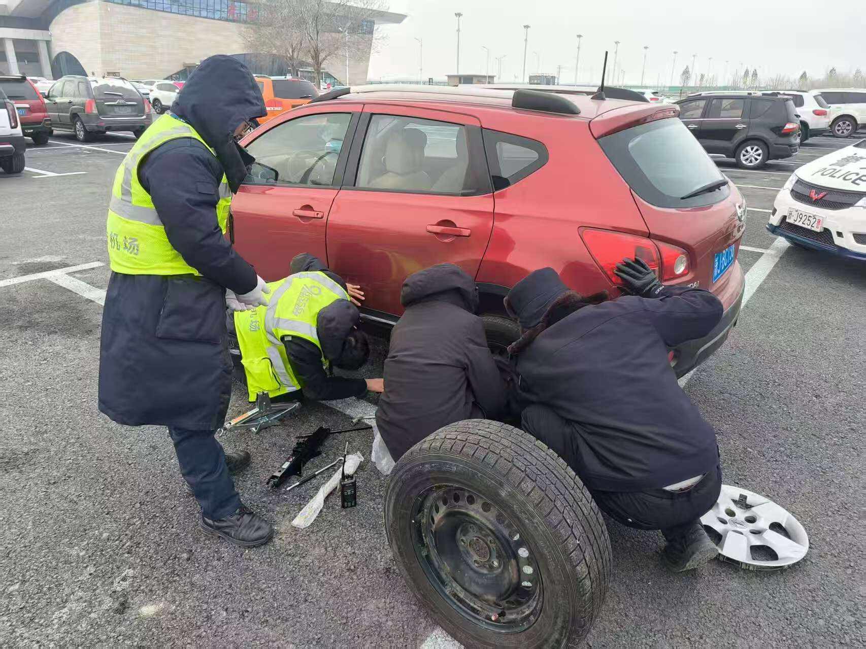 寒冬暖途守空港 便民换胎解民忧