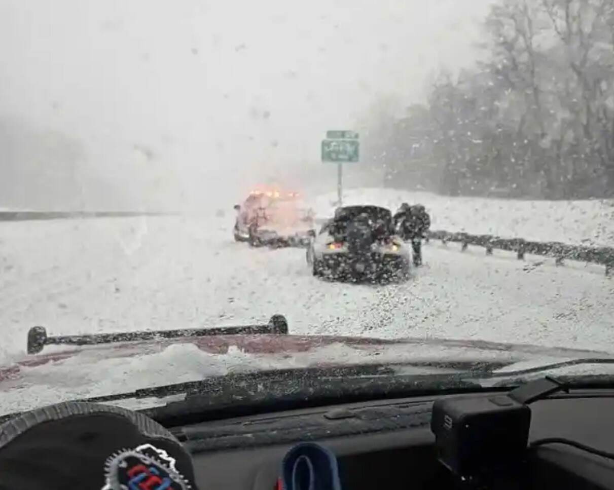 极端暴风雪肆虐美国南部 多地航班受影响