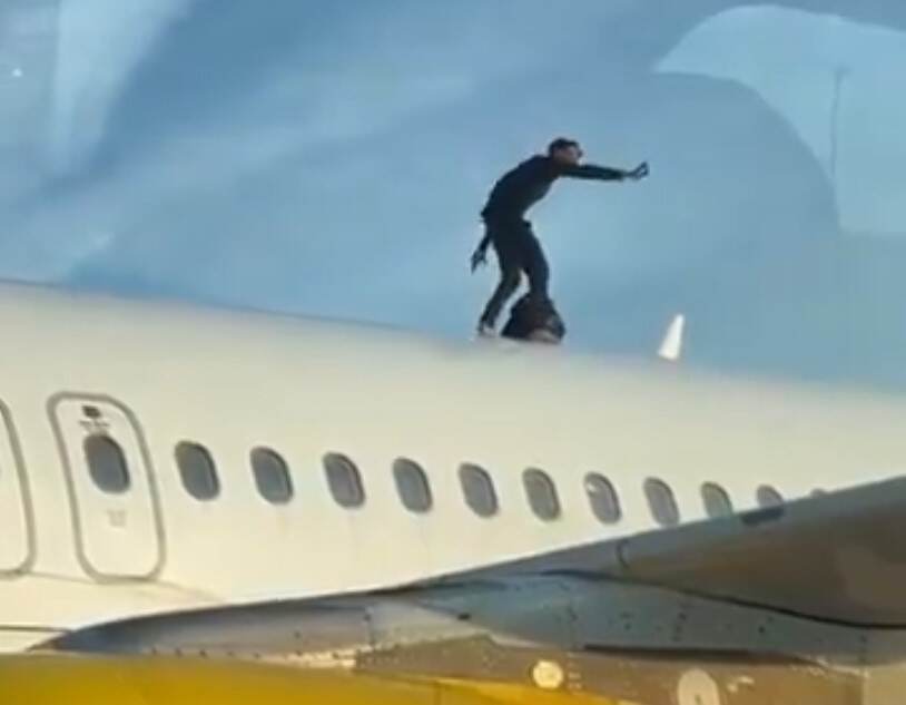 男子偷偷爬上飞机顶后被逮捕
