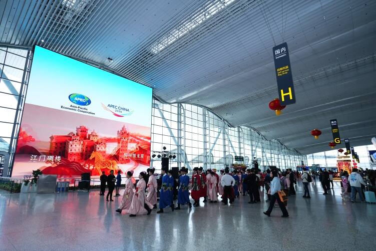 全球最大航站楼裸眼3D大屏点亮